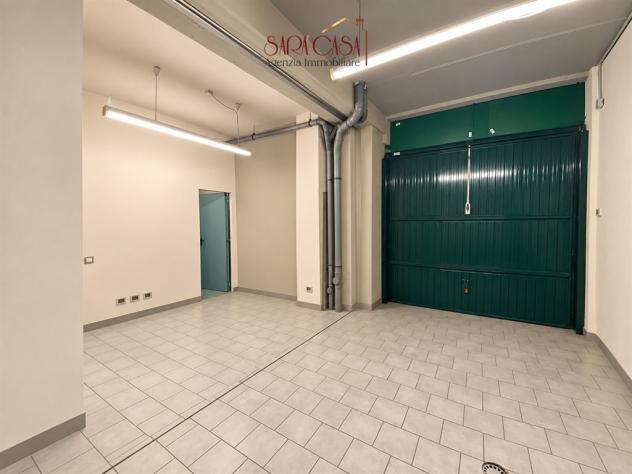 Attività commerciale con ampia vetrina sviluppata su due livelli - Foto 5