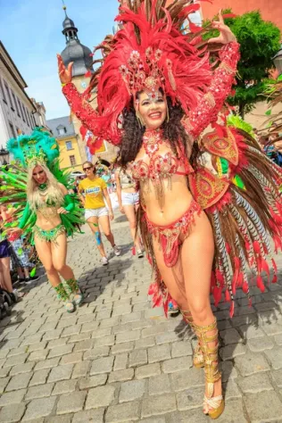 Ballerina brasiliana show basiliano spettacolo samba parata