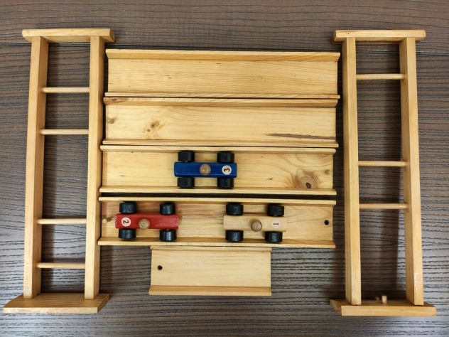Pista vintage in legno con tre macchinine numerate - Foto 2