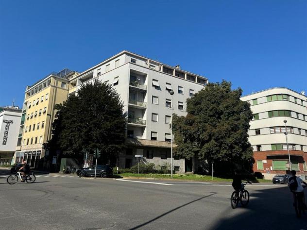 Monza centro storico - AFFITTASI ampio ufficio con ingresso indipendente