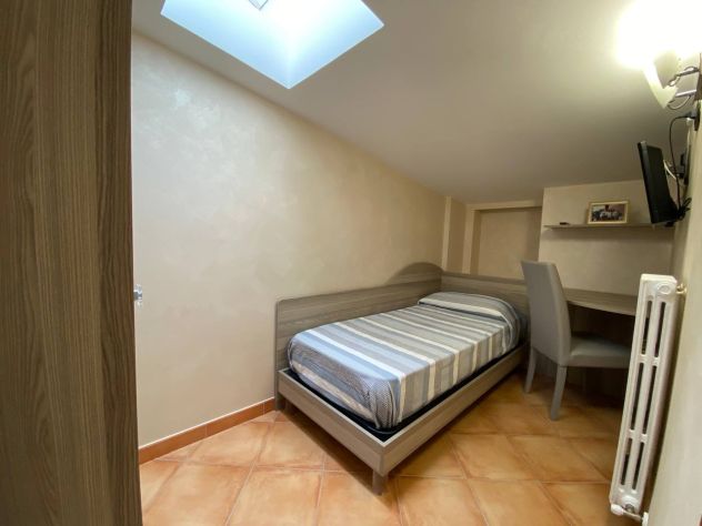 ELEGANTE APPARTAMENTO CON MANSARDA TERRAZZO E BOX - Foto 9