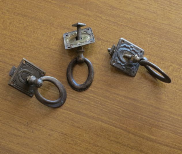 3 VECCHIE ANTICHE MANIGLIE IN OTTONE AD ANELLO PER MOBILI VARI VITI IN FERRO -
