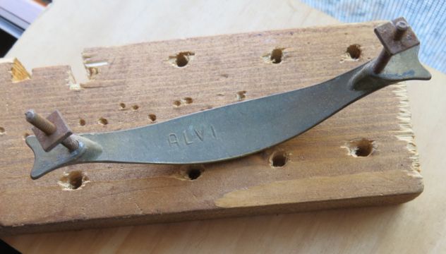 VECCHIA MANIGLIA IN OTTONE LAVORATO VITI IN FERRO PER MOBILI - - Foto 2