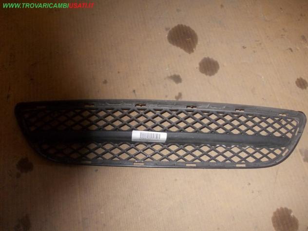 GRIGLIA CENTR.PARAURTI ANT. BMW Serie 3 E90 4 porte  Carrozzeria  Lamierati esterni  Paraurti  Griglia di ven BMW - Serie 3 E90 4 porte - 01-02-2005 -