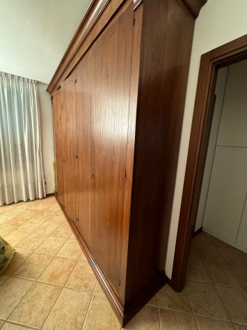 VENDO CAMERA DA LETTO COMPLETA IN MASSELLO DI NOCE BELLISSIMA - Foto 6