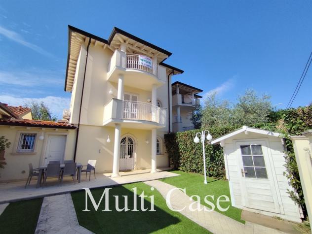 Porzione di Villa con Giardino a 600 m dal Mare – Marina di Pietrasanta
