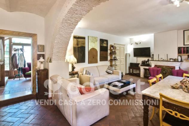Rustico / Casale di 170 m² con più di 5 locali in vendita a Siena