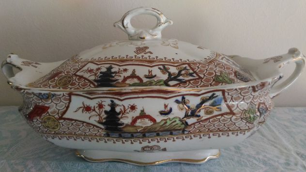 Zuppiera in porcellana di fine 1800
