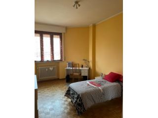 Luminosa stanza per studentessa in centro