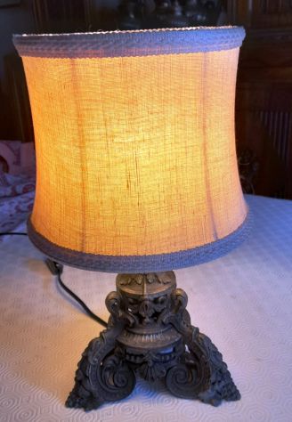 lampada da tavolo in ghisa con paralume in stoffa