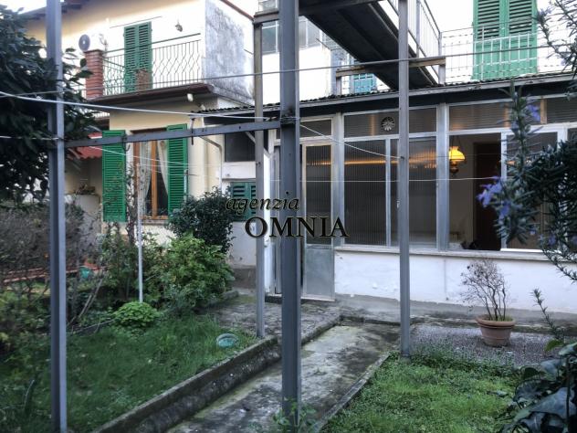 Immobile terratetto, da ristrutturare, disposto su due piani principali, oltre cantina e soffitta, con un gradevole giardino interno ed alcune pertine - Foto 12