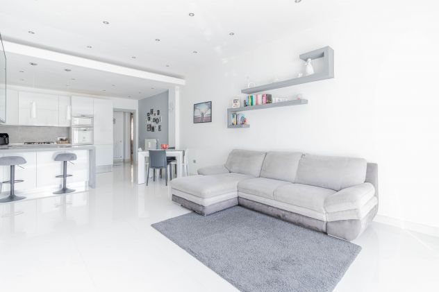 APPARTAMENTO RISTRUTTURATO CON TRE CAMERE, GARAGE E RESEDE ESCLUSIVO - Foto 2
