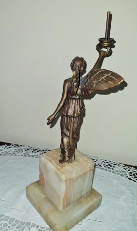 Statua vintage Vittoria Alata realizzata in ottone con basamento in alabast - Foto 3