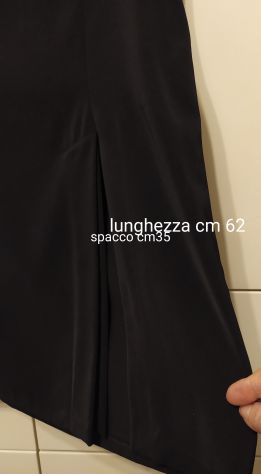 Occasione. Denny Rose. Bella Gonna al ginocchio nera elegante con spacco. - Foto 3