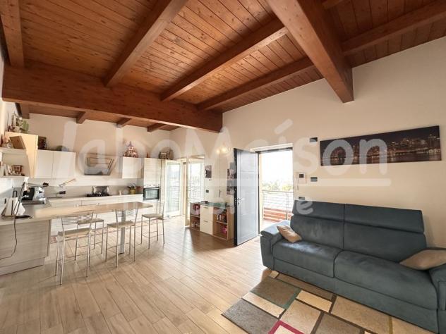 GAVIRATE recente mansarda con terrazzo