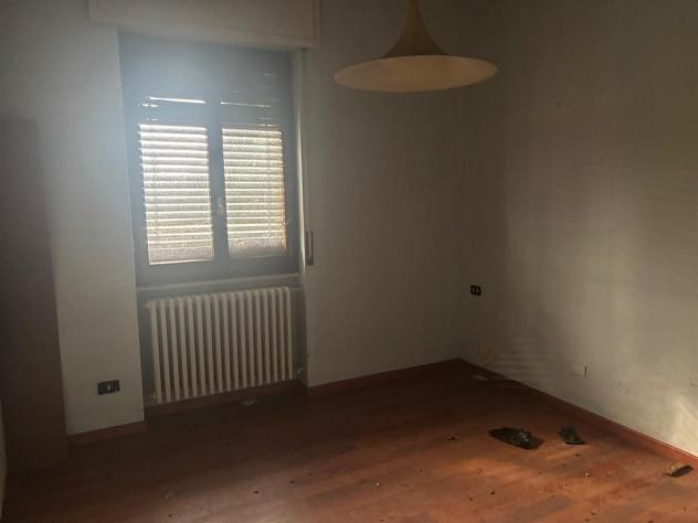 VILLA SINGOLA CON DUE APPARTAMENTI DA PARZIALMENTE RISTRUTTURARE - Foto 13