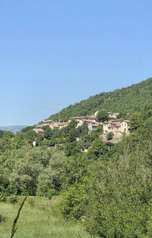 VALNERINA, CASA DI PAESE CON STEMMA MEDIEVALE E ANNESSI VICINO AL PONTE TIBETANO - Foto 10