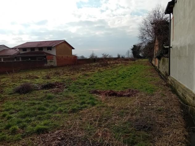 Posizionato nella zona sud rispetto al centro paese, terreno edificabile a forma rettangolare con possibilità di realizzare diverse unità abitative. L - Foto 2