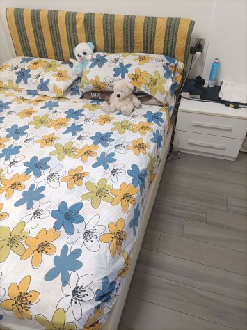 Camera da letto con struttura letto, comò e comodino - Foto 2