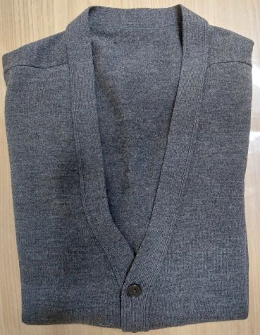 Cardigan grigio scuro 100% lana, made in England, a maniche lunghe. - Foto 3