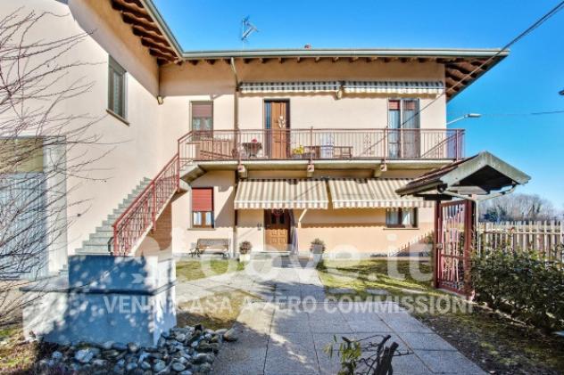 Appartamento di 130 m² con 3 locali e box auto in vendita a Cairate