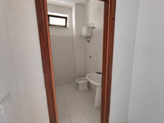 2068/STELLA Locale commerciale di mq 46 al piano terra in parco privato a Vairano Scalo. Si compone di un vano, antibagno e bagno. - Foto 2