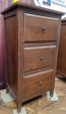 GRANDE e ROBUSTO COMODINO DI ANTIQUARIATO CON 3 AMPI CASSETTI IN NOCE MASSICCIO