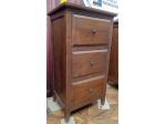 GRANDE e ROBUSTO COMODINO DI ANTIQUARIATO CON 3 AMPI CASSETTI IN NOCE MASSICCIO