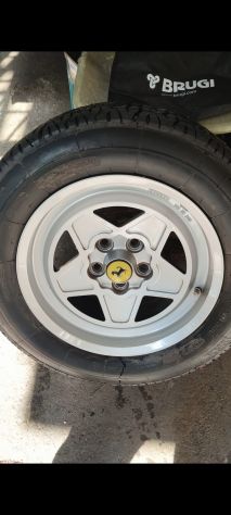 Cerchio e gomma Ferrari