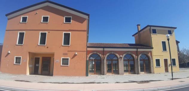 locale commerciale in vendita a Due Carrare