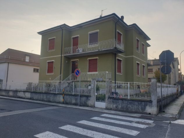 CASA INDIPENDENTE CON DUE APPARTAMENTI ED AREA DI PROPRIETA'