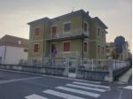 CASA INDIPENDENTE CON DUE APPARTAMENTI ED AREA DI PROPRIETA'