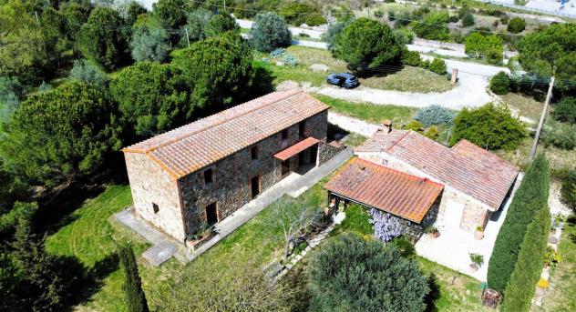 Vendita Rustico casale da 215 mq con giardino