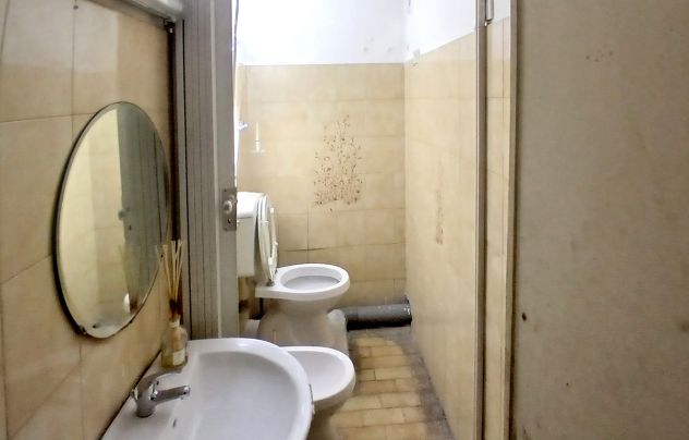 VIA INDIPENDENZA: Fondo commerciale con due ampie vetrine - Foto 12