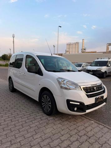 Peugeot Partner Tepee BlueHDi 100 ETG6 S&S Active - Foto 2