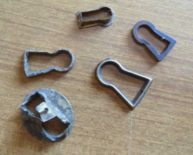N° 5 ANTICHE BOCCHETTE IN OTTONE PER MOBILI VARI - Due in omaggio - - Foto 4