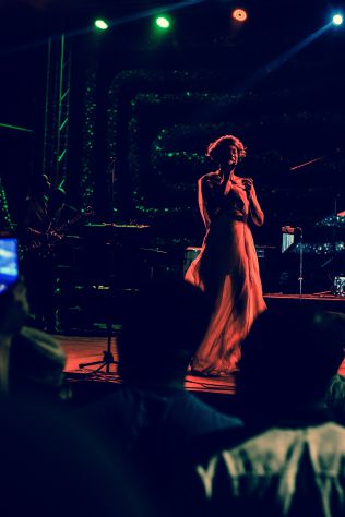 Cantante lirica per l'Ave Maria in chiesa e municipio
