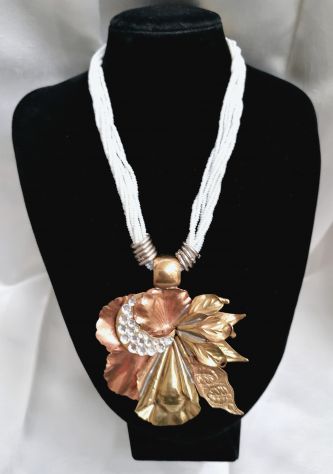 COLLIER MULTIFILO IN MICRO-PERLE E GRANDE PENDENTE DORATO EPOCA 1950-60.