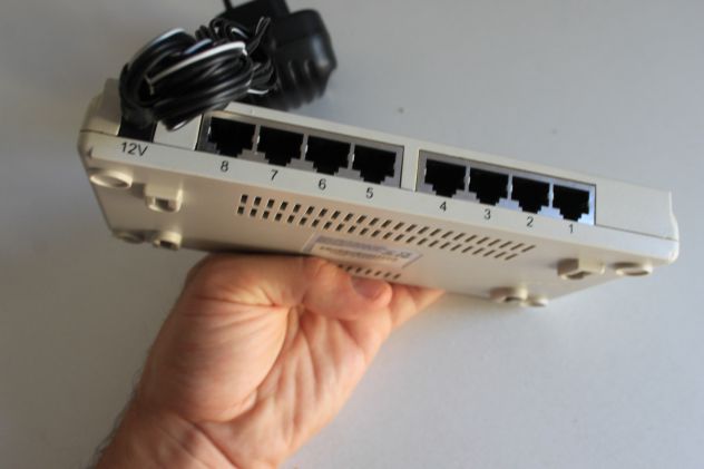 Retrocomputing Switch di rete 8 porte usato funzionante networking 10/100 - Foto 4
