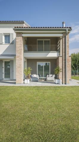 VILLA BIFAMILIARE CON GIARDINO E BOX AUTO
