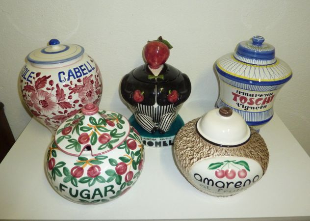 Vasi delle amarene in ceramica