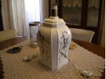 Lampada da tavolo per arredamento, con base in ceramica e paralume in tessuto.