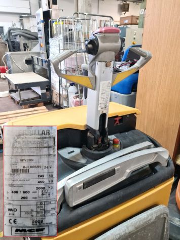 transpallet elettrico con pedana Cat usato - Foto 5
