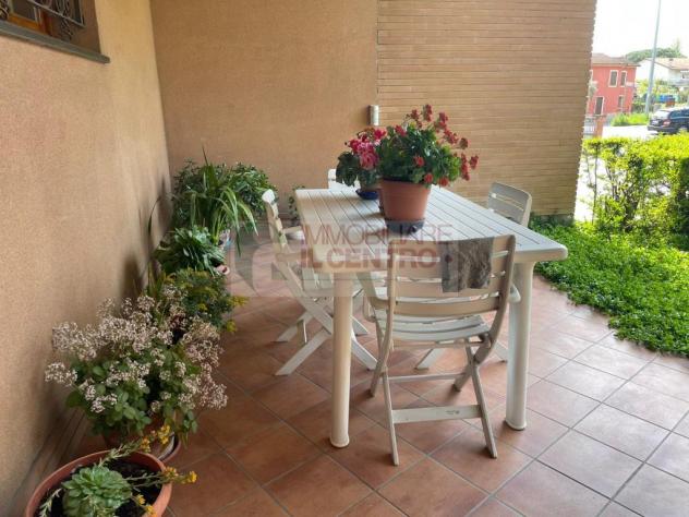 Vicino al Centro di Sarzana Villa trifamigliare con fondi commerciali e giardino - Foto 6