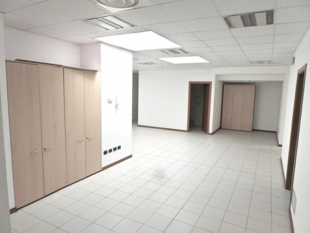 Spazioso ufficio cablato con parcheggio