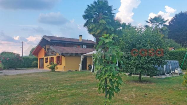 Villa di 160 m² con 4 locali e box auto in vendita a Borgomanero