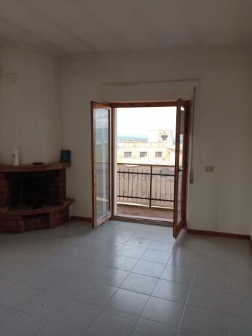 Appartamento trilocale con terrazzo luminoso - Foto 2