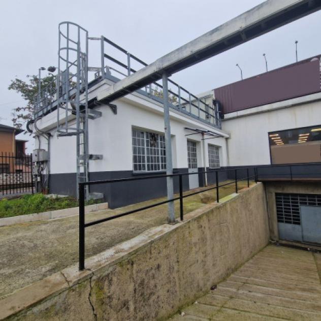 Immobile di 650 m² con 2 locali in affitto a Pero