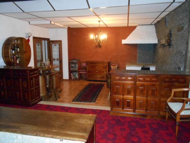 Spaziosa casa con due box auto e magazzino disposta su 2 piani oltre a sottotetto (non abitabile). Il Piano terra è composto da una taverna, uno spazi - Foto 18