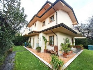Villa in affitto a Cinquale - Montignoso 150 mq  Rif: 1409925